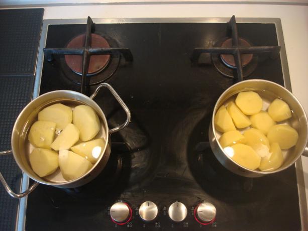 Bild tagen av författaren (potatisen på spisen, till höger om "Pyaterochka" till vänster om "Magnit")