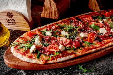 Pizza med salami, svamp och tomater