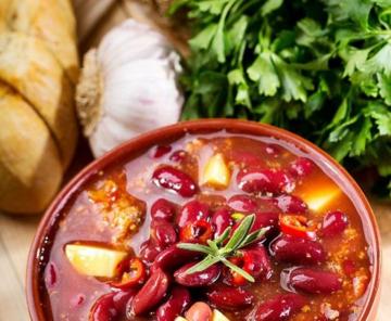 Soppa av konserverade röda bönor på armeniska