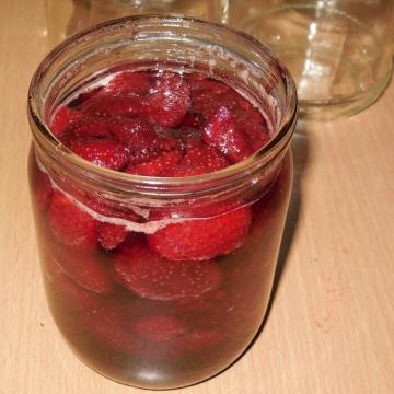 Jordgubbssylt, som bevarar smak och färg av färska jordgubbar. Min kulinariska trick