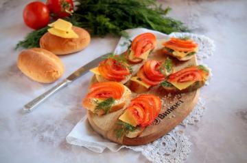Smörgåsar med tomater, ost och vitlök